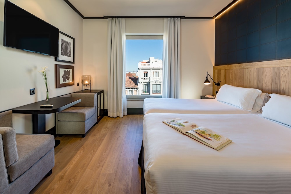 ROOM, CITY VIEW