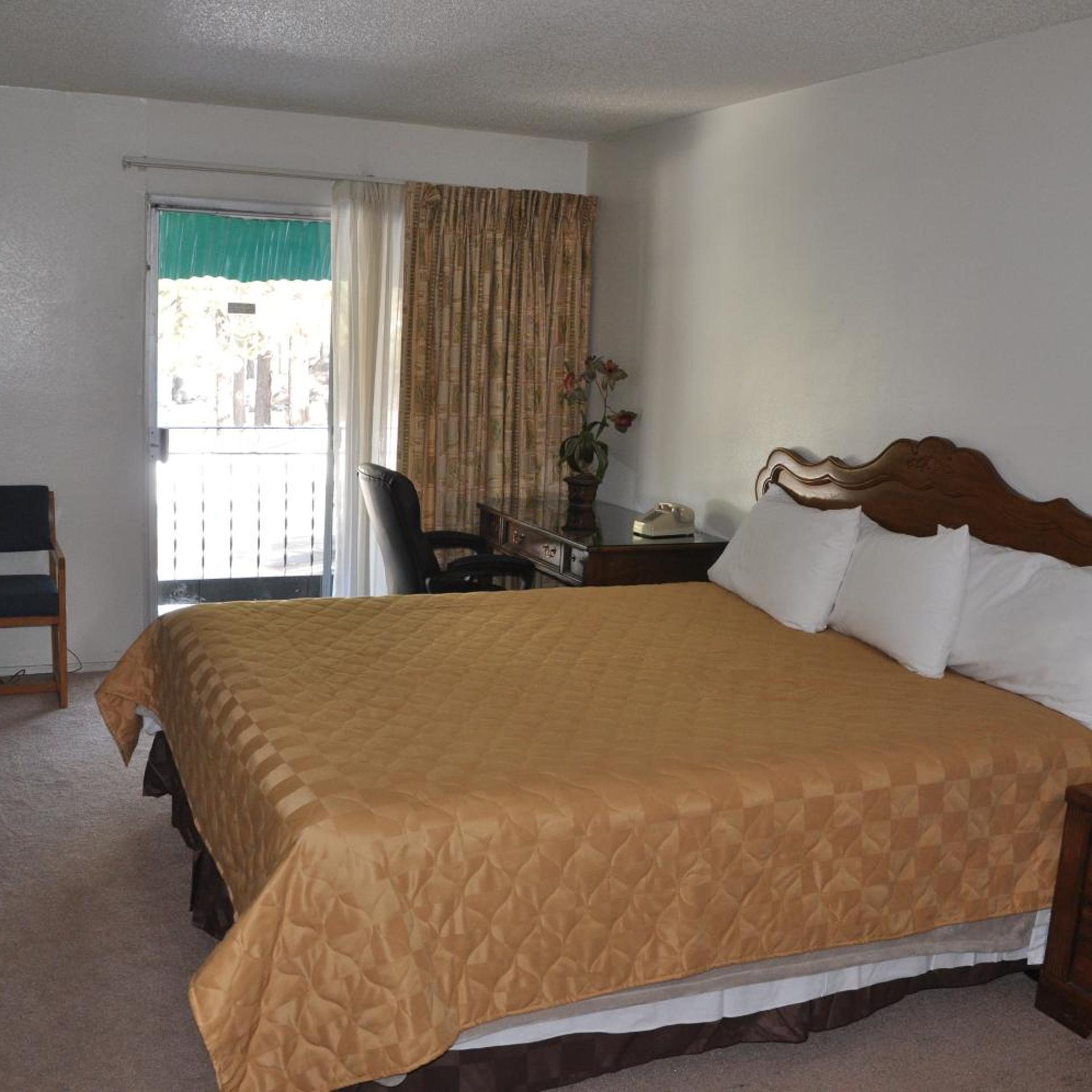 غرفة بسرير كينج، Cedar Inn & Suites 2/7
