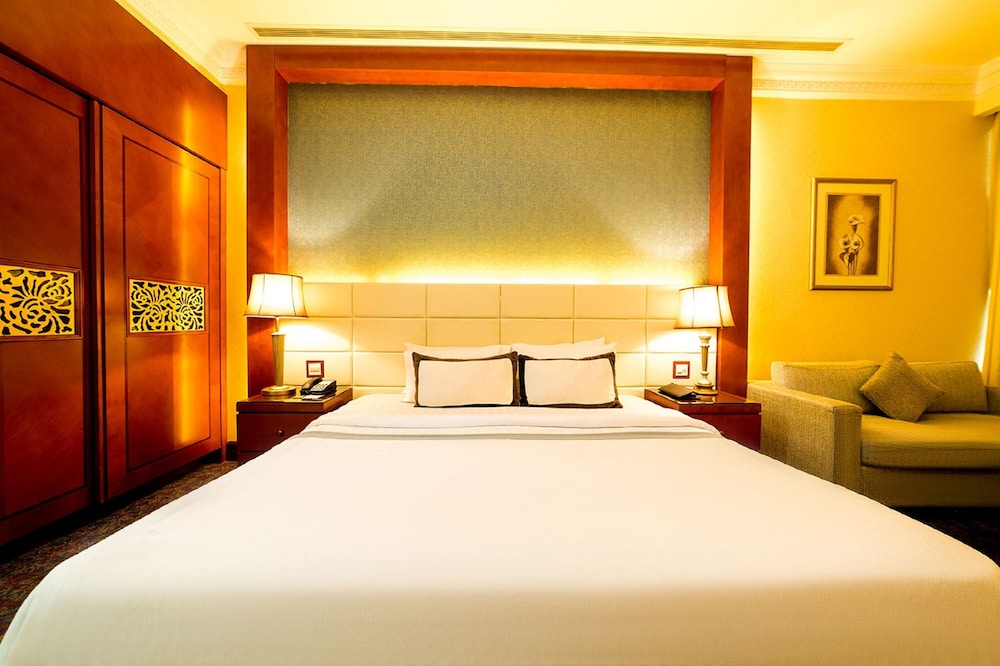 EXECUTIVE, DOUBLE OR TWIN BED