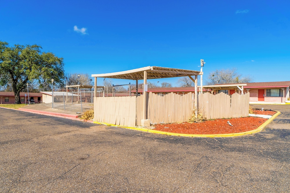OYO Hotel Beeville US 181 54/64