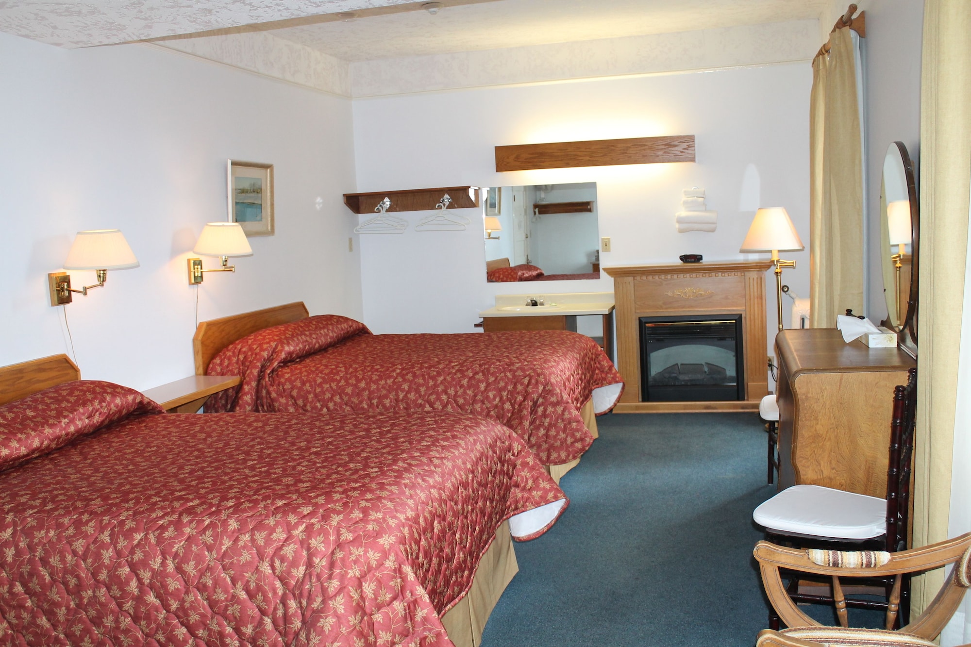 TRADITIONAL, 2 QUEEN BEDS