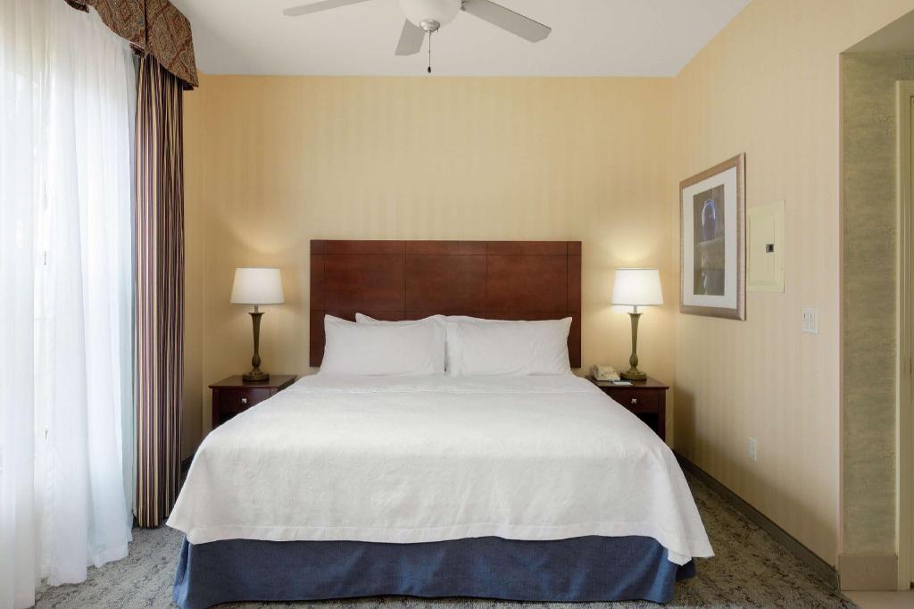 Suite, King Bed, Sofa, Accessible