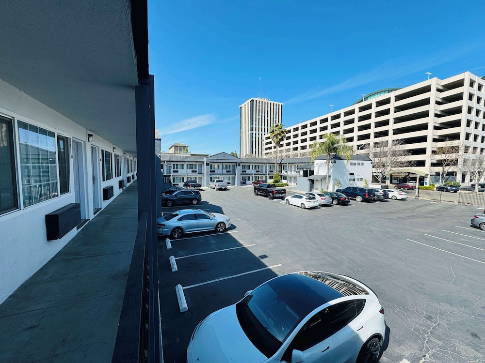 SureStay by Best Western Fresno Central 48/54