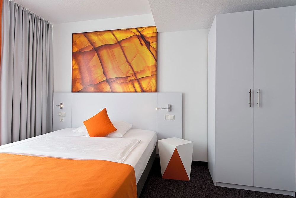 Standard, Single, Queen Bed
