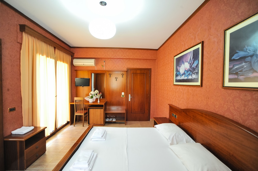 Standard, Triple, 1 Double and 1 Single Bed, Iliria Internacional Hotel 2/3