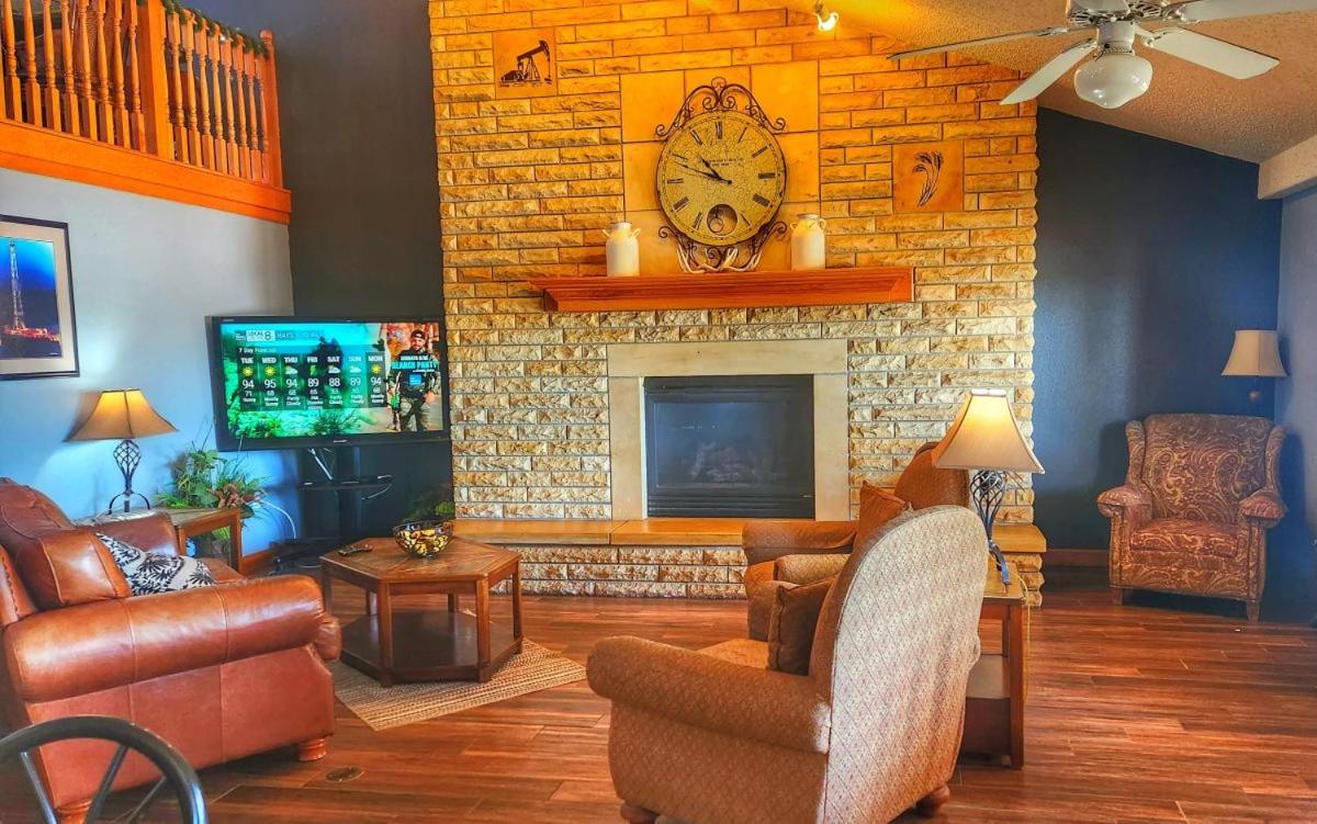 Fossil Creek Hotel & Suites 10/19