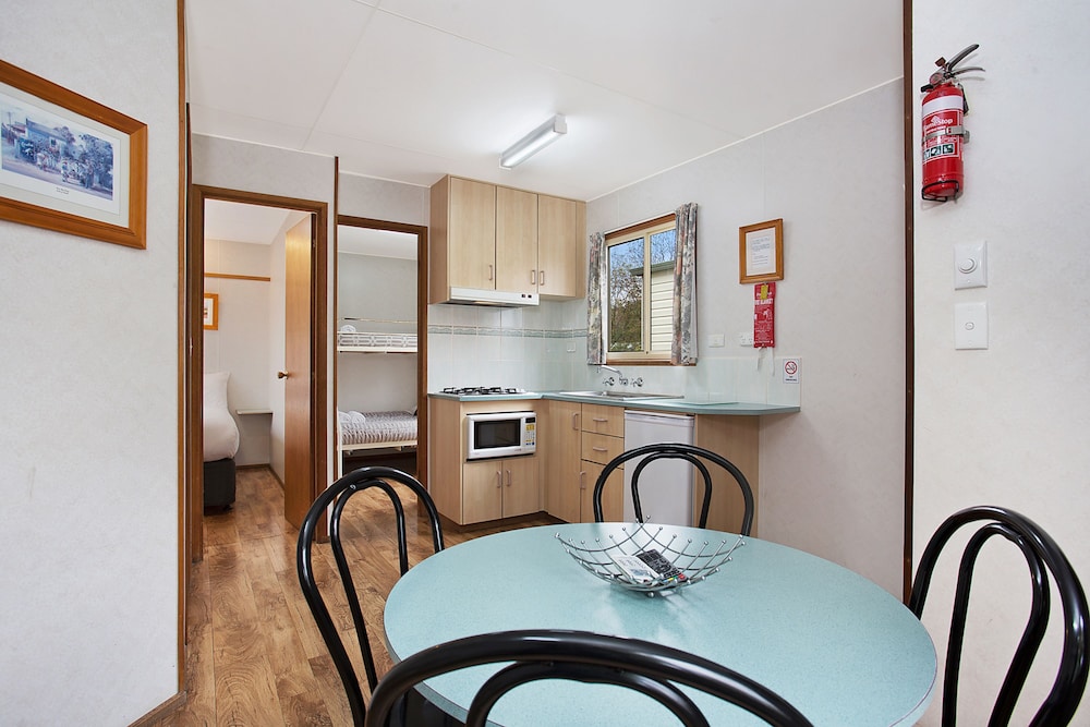 LAKE HAMILTON MOTOR VILLAGE AND CARAVAN PARK 26/50