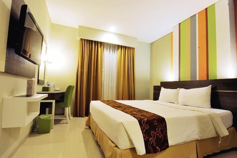 Pose In Hotel Solo 13/48