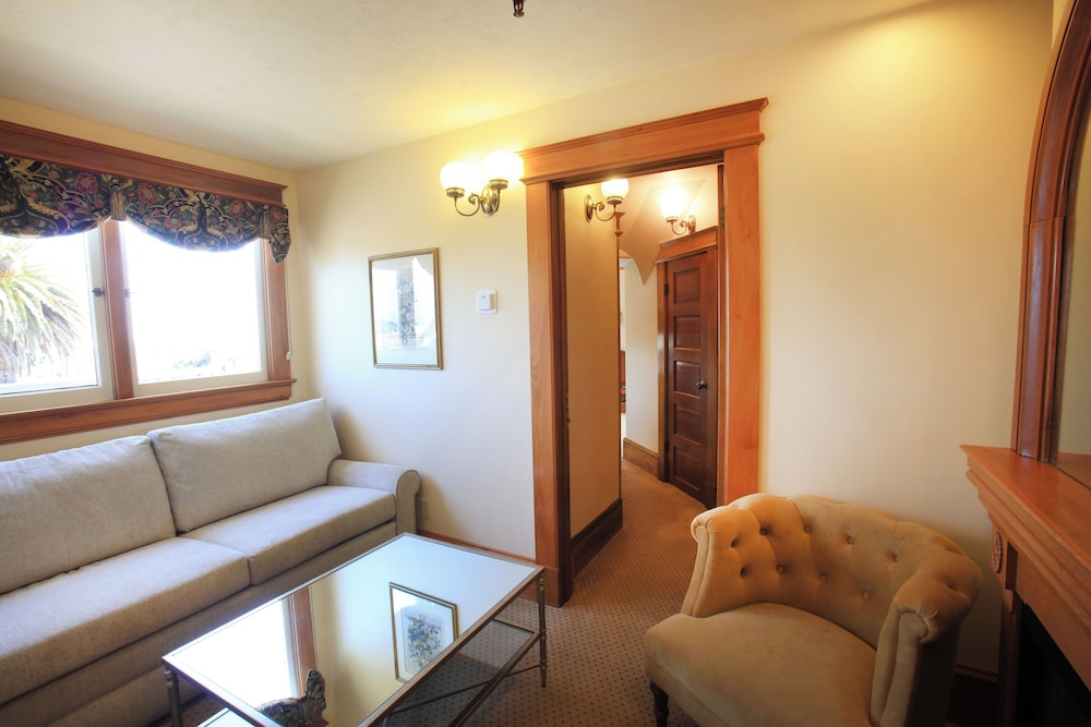 Pacific Grove Inn 67/79