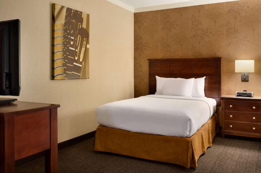2 BEDROOMS, 3 ROOMS, KING BED, CITY VIEW, 2 BATHROOMS