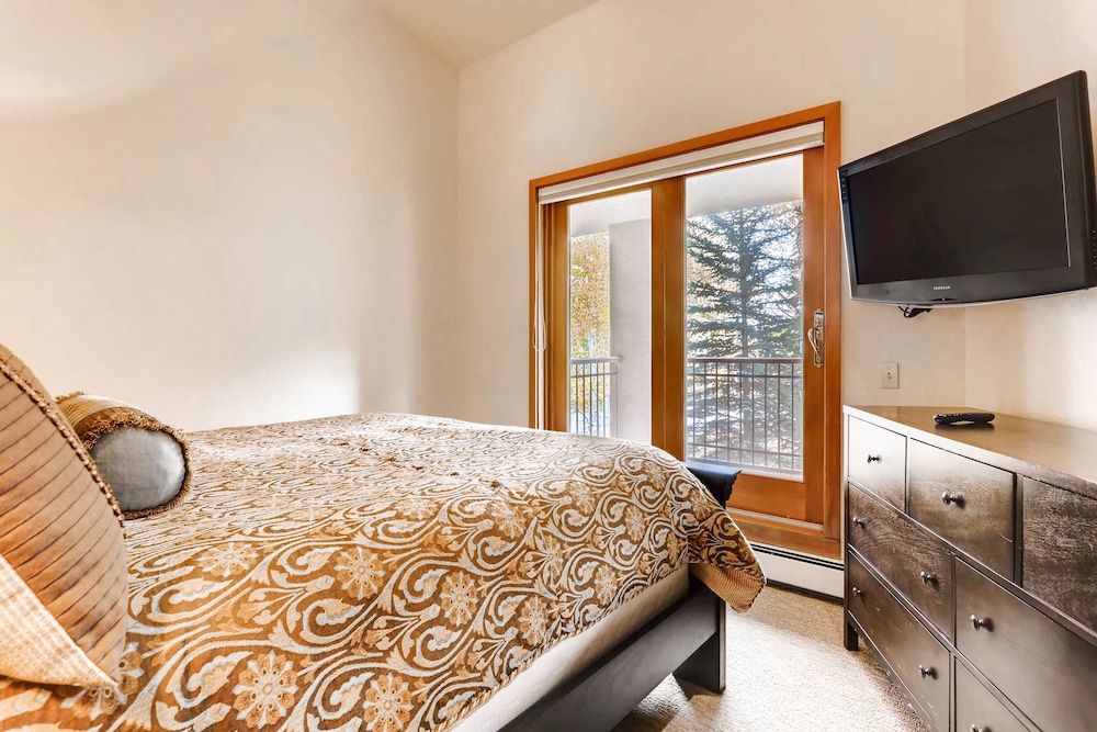 Woodrun Place Condominiums &amp; Residences 20/38