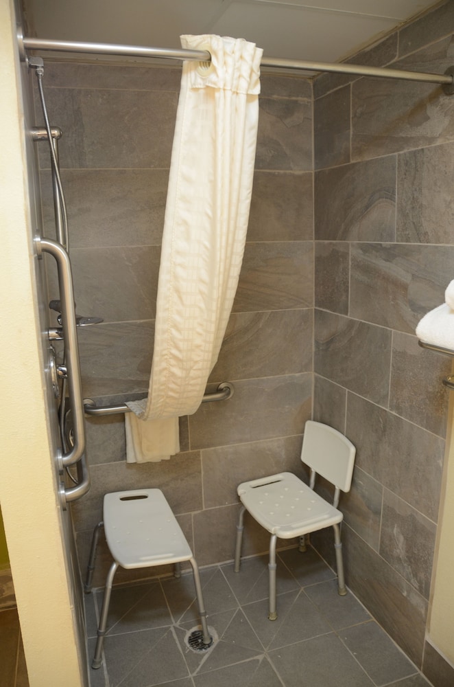 AmericInn By Wyndham West Burlington 41/45