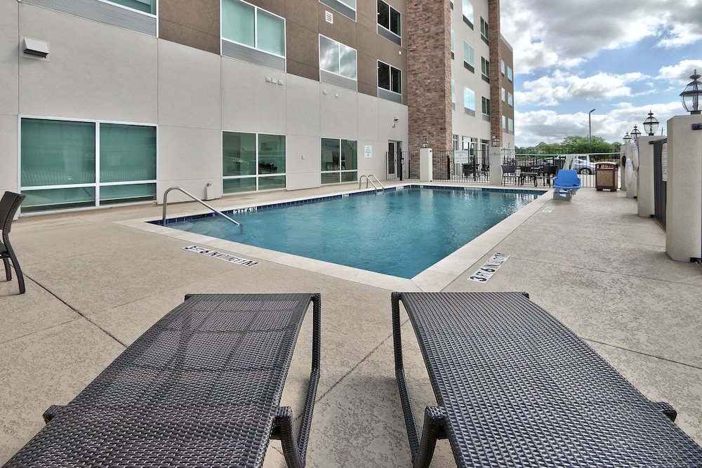 Holiday Inn Express & Suites Houston East - Beltway 8 7/53
