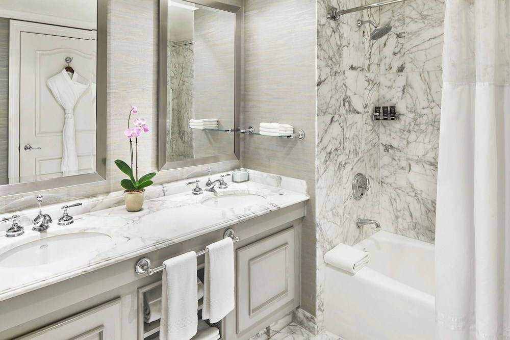 غرفة بسريرين كوين بإطلالة على المرسى بشرفة، The Ritz Carlton Sarasota 2/4