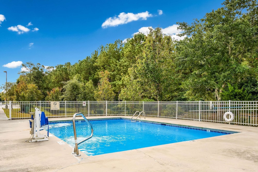 Sleep Inn & Suites Jacksonville Near Camp Lejeune 12/33