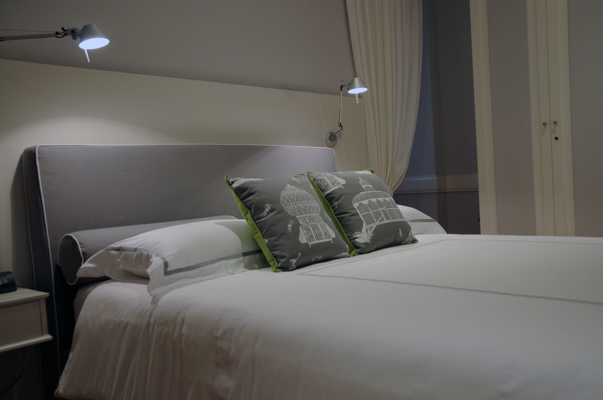 WHITE, JUNIOR SUITE, QUEEN BED