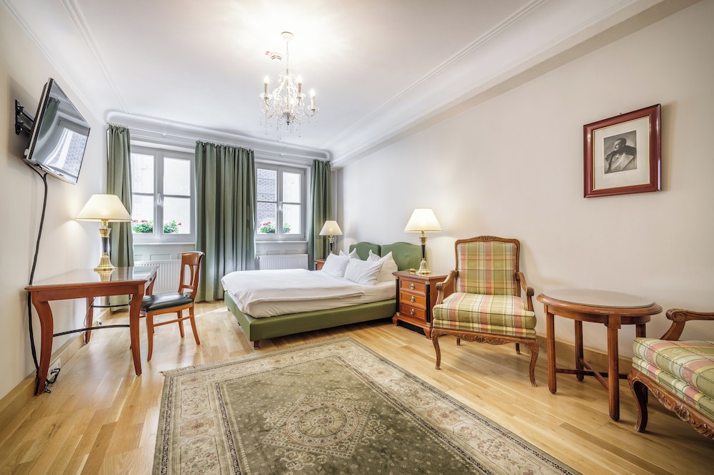Bohemian Hotel 8/50