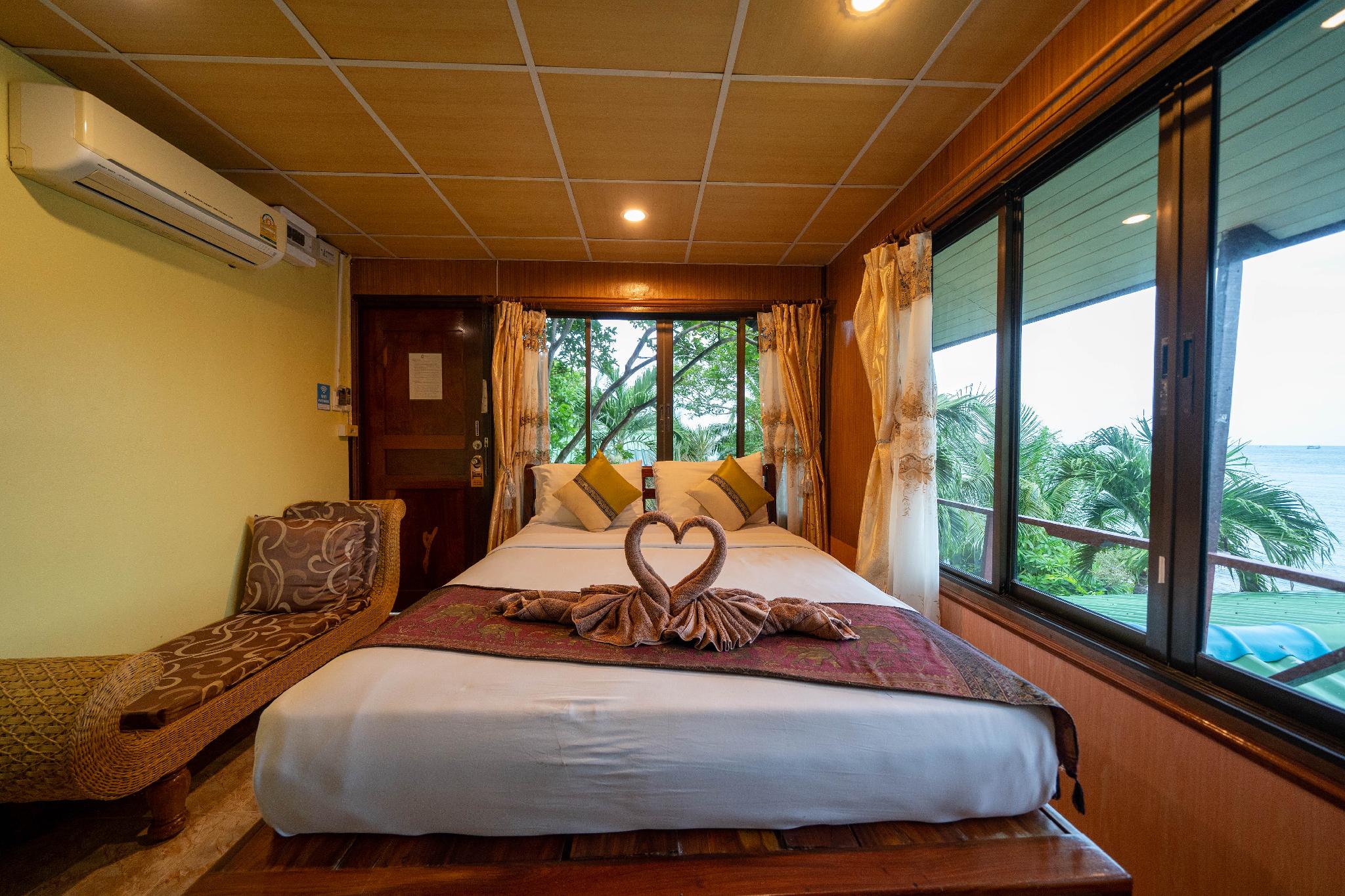 SUPERIOR, QUEEN BED