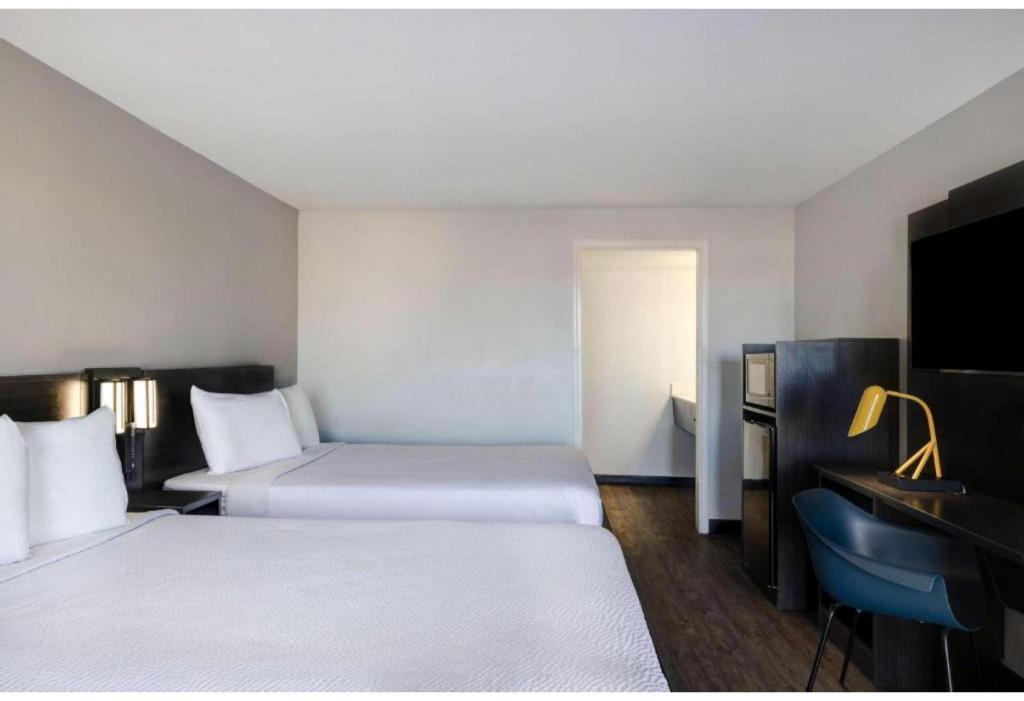 2 Full Beds - Non-Smoking, Micfridge