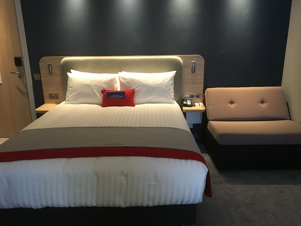 Holiday Inn Express St. Albans - M25, Jct.22 18/76