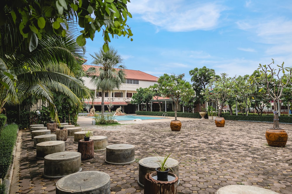 Sabai Hotel & Plaza 42/50