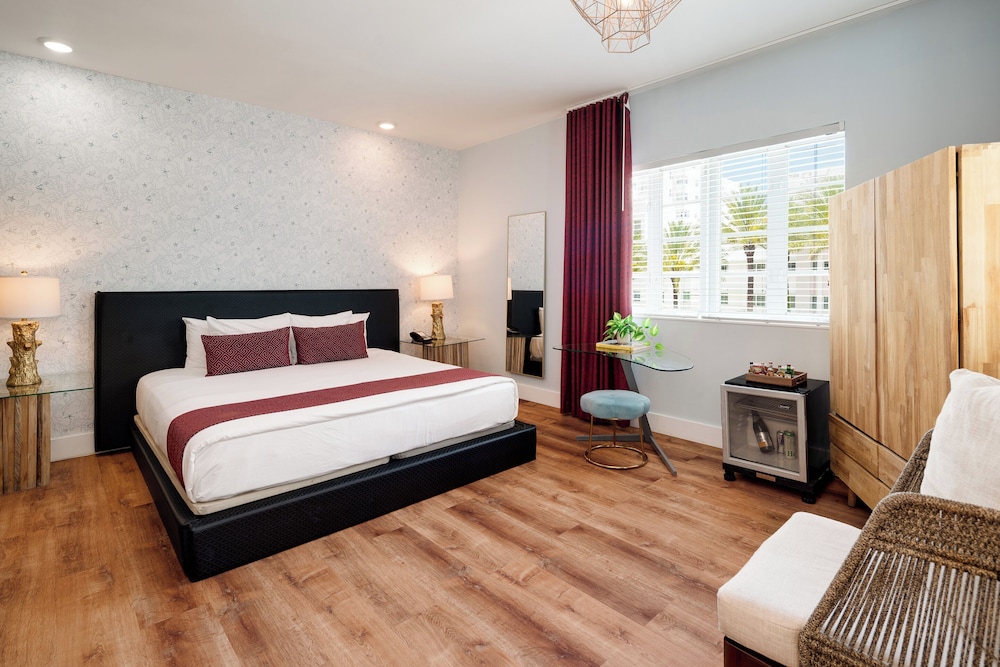JUNIOR SUITE, KING BED, CITY VIEW