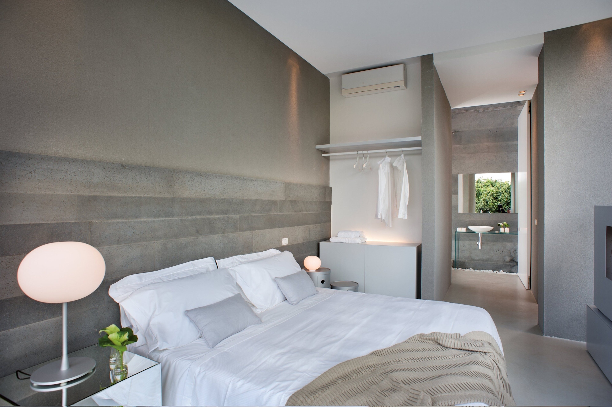 DESIGN, KING BED, GARDEN VIEW