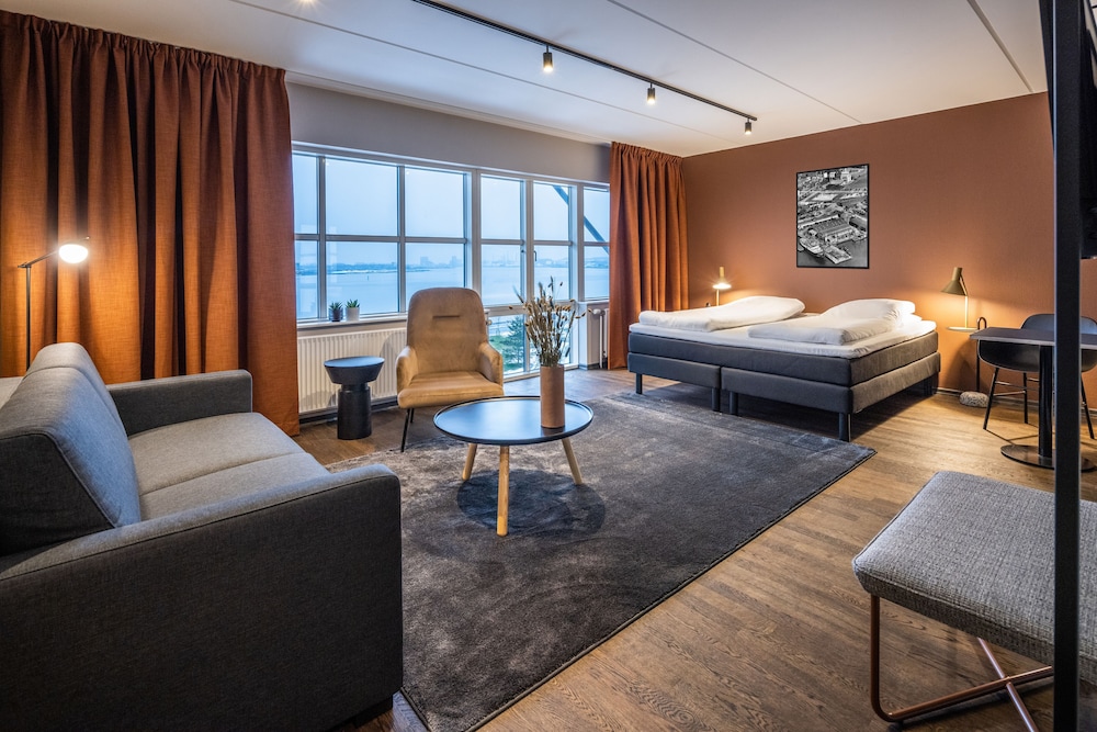 Pier 5 Hotel 27/64