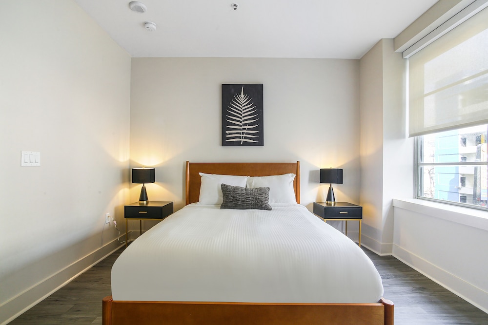 LUXURY, STUDIO, QUEEN BED, SOFA