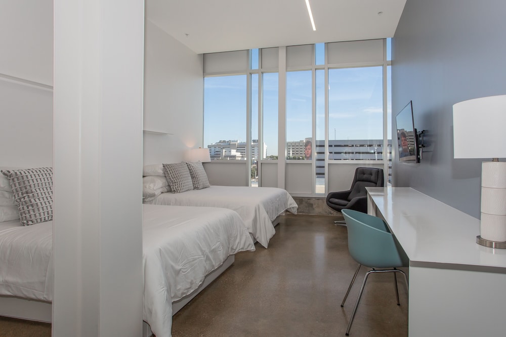 Hotel Revel 24/48