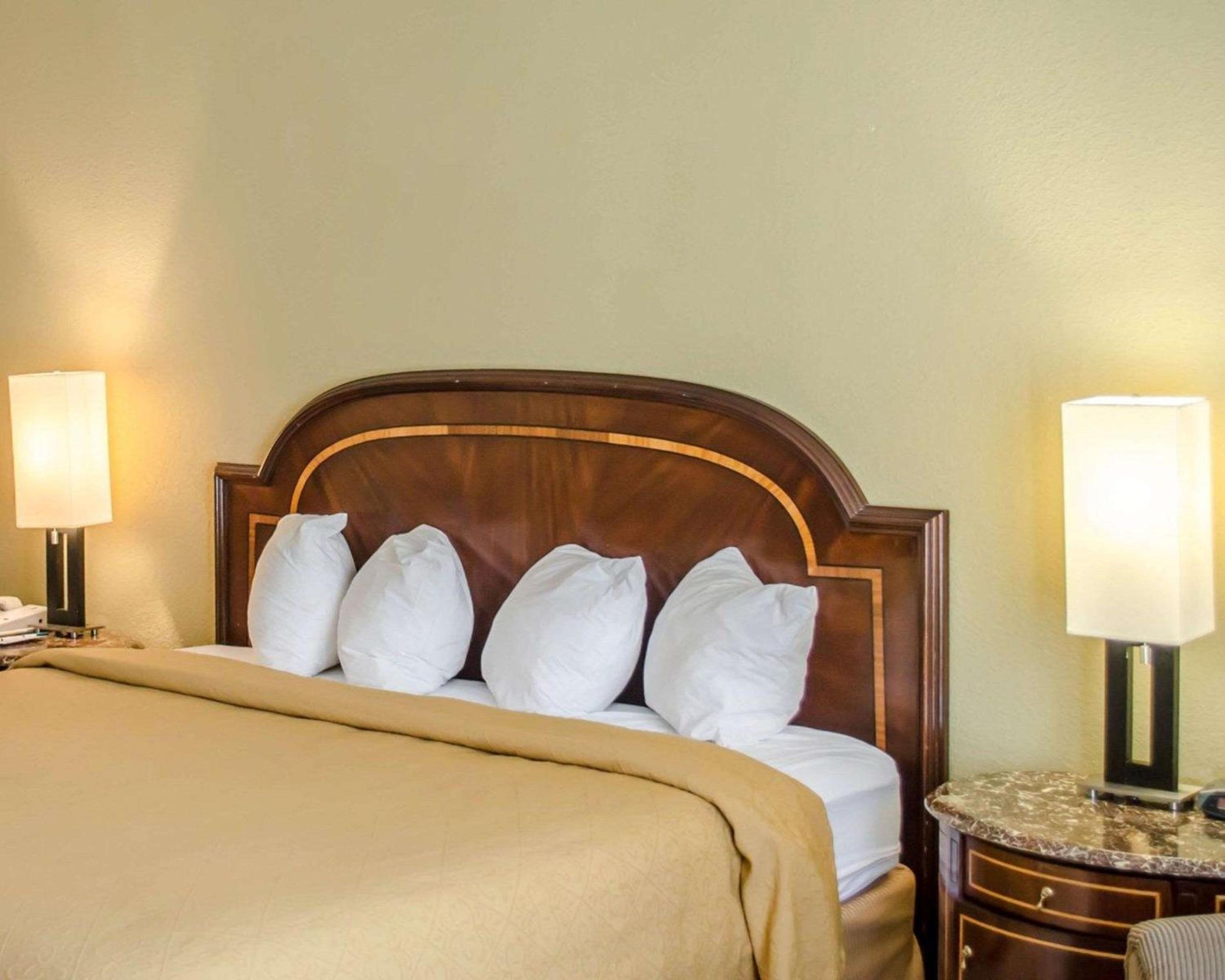 ROOM, KING BED