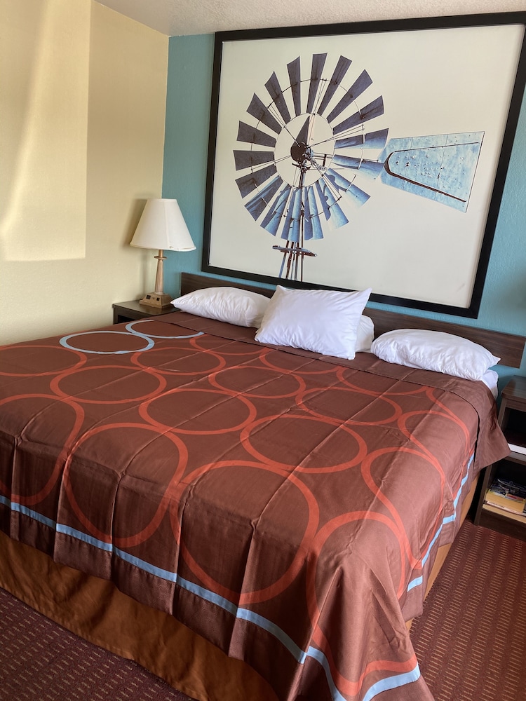 Super 8 by Wyndham Midwest City OK 21/33