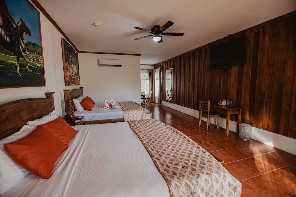 Superior, Suite, 2 King Beds, Garden View