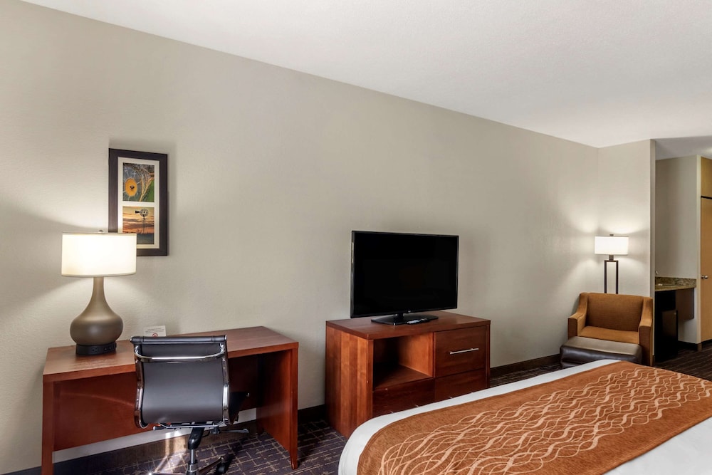 Comfort Inn and Suites Lees Summit Kansas City 39/50