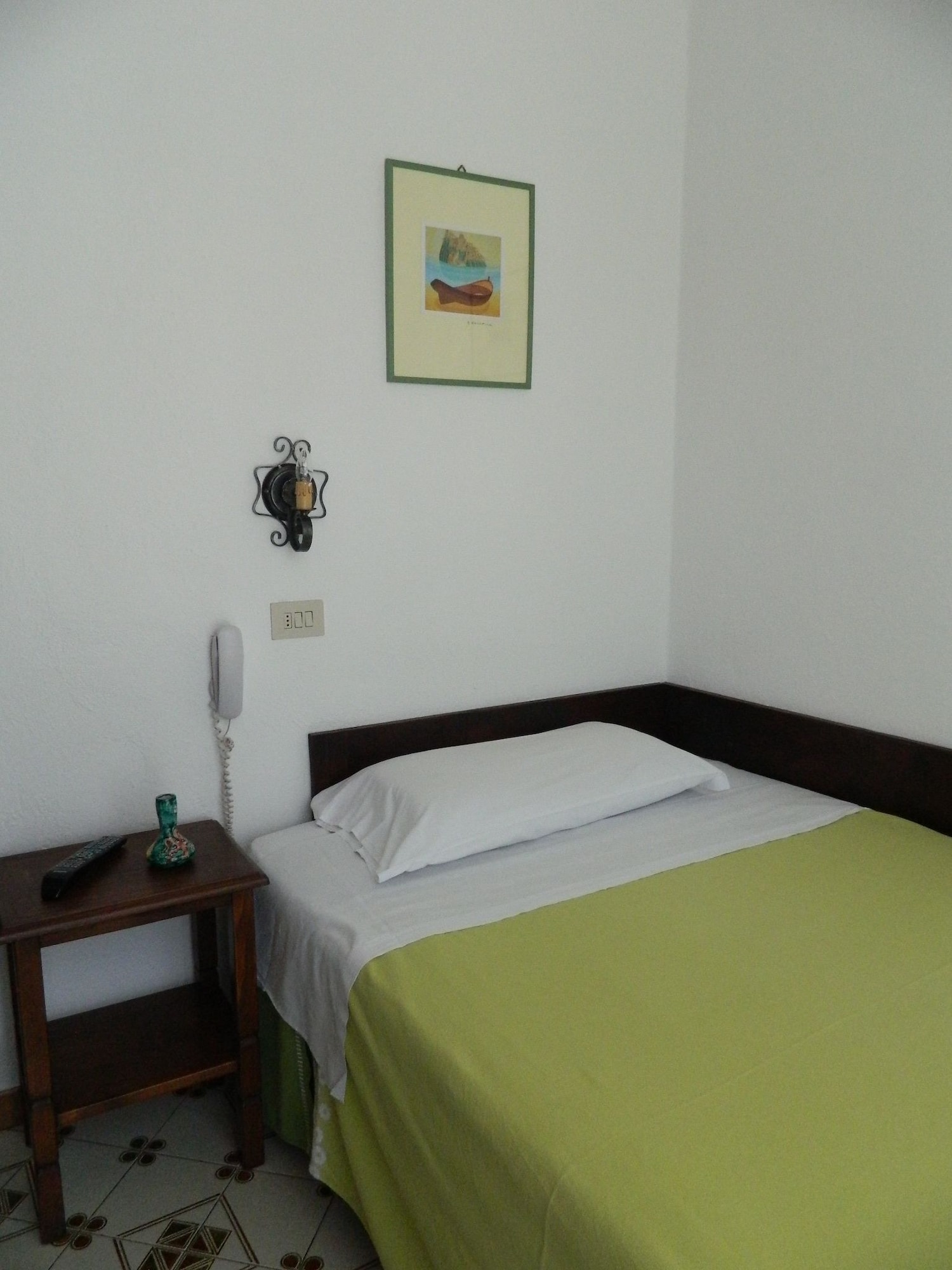 ROOM, SINGLE