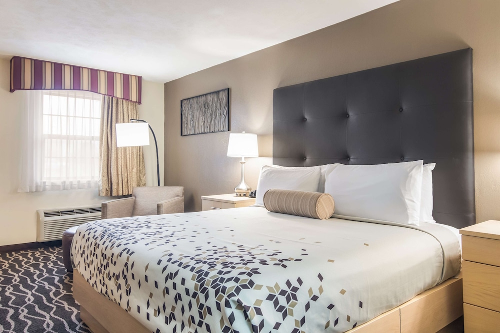 غرفة بسرير كينج