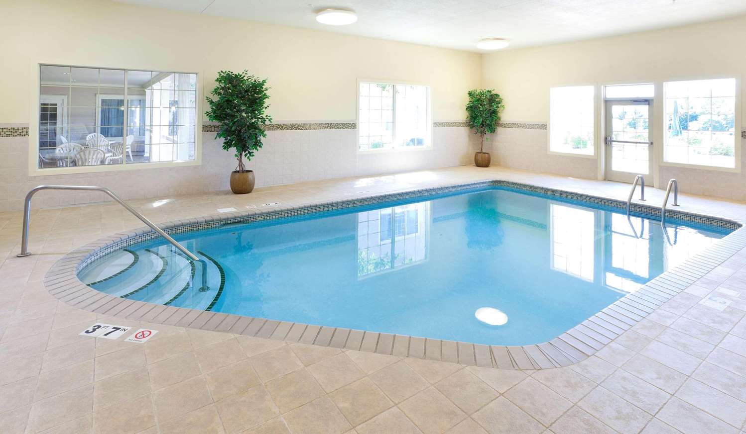 Country Inn & Suites By Radisson Chanhassen, MN 6/20