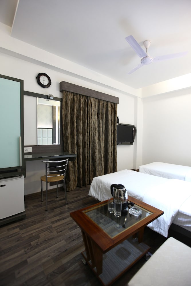 HOTEL ATITHI 15/18