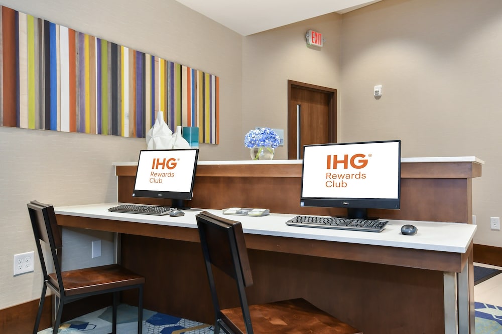 Holiday Inn Express & Suites Charlotte Ballantyne 32/46