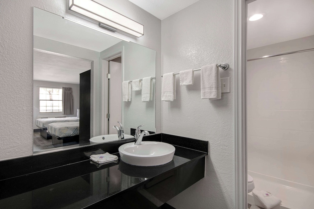 Motel6 San Antonio, TX - Northwest Medical Center 54/60