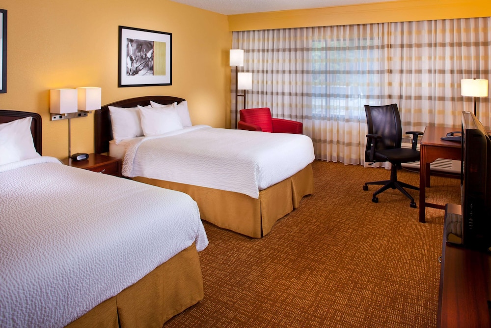 Spark by Hilton Birmingham Colonnade 10/32