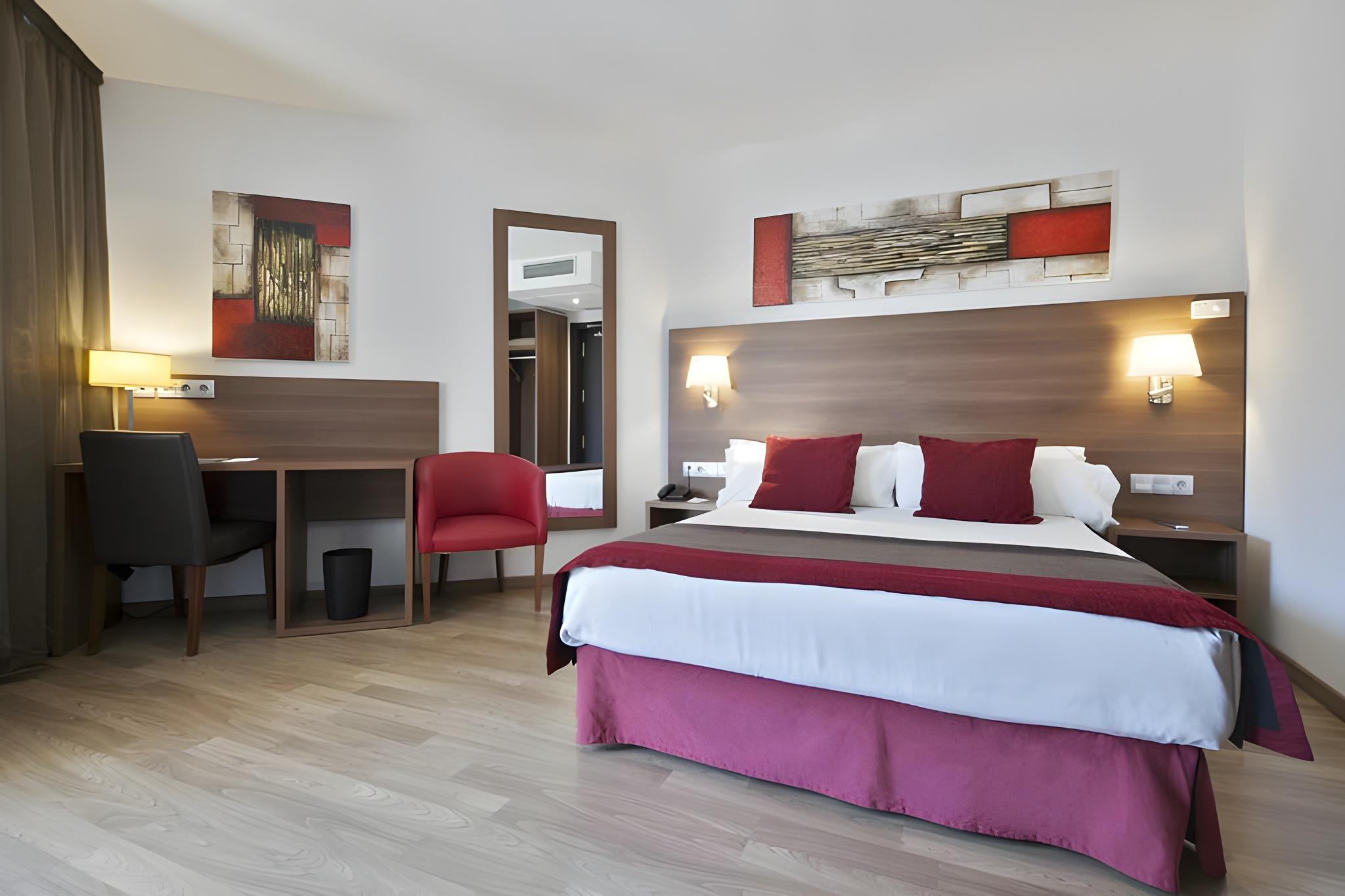 ROOM, DOUBLE BED