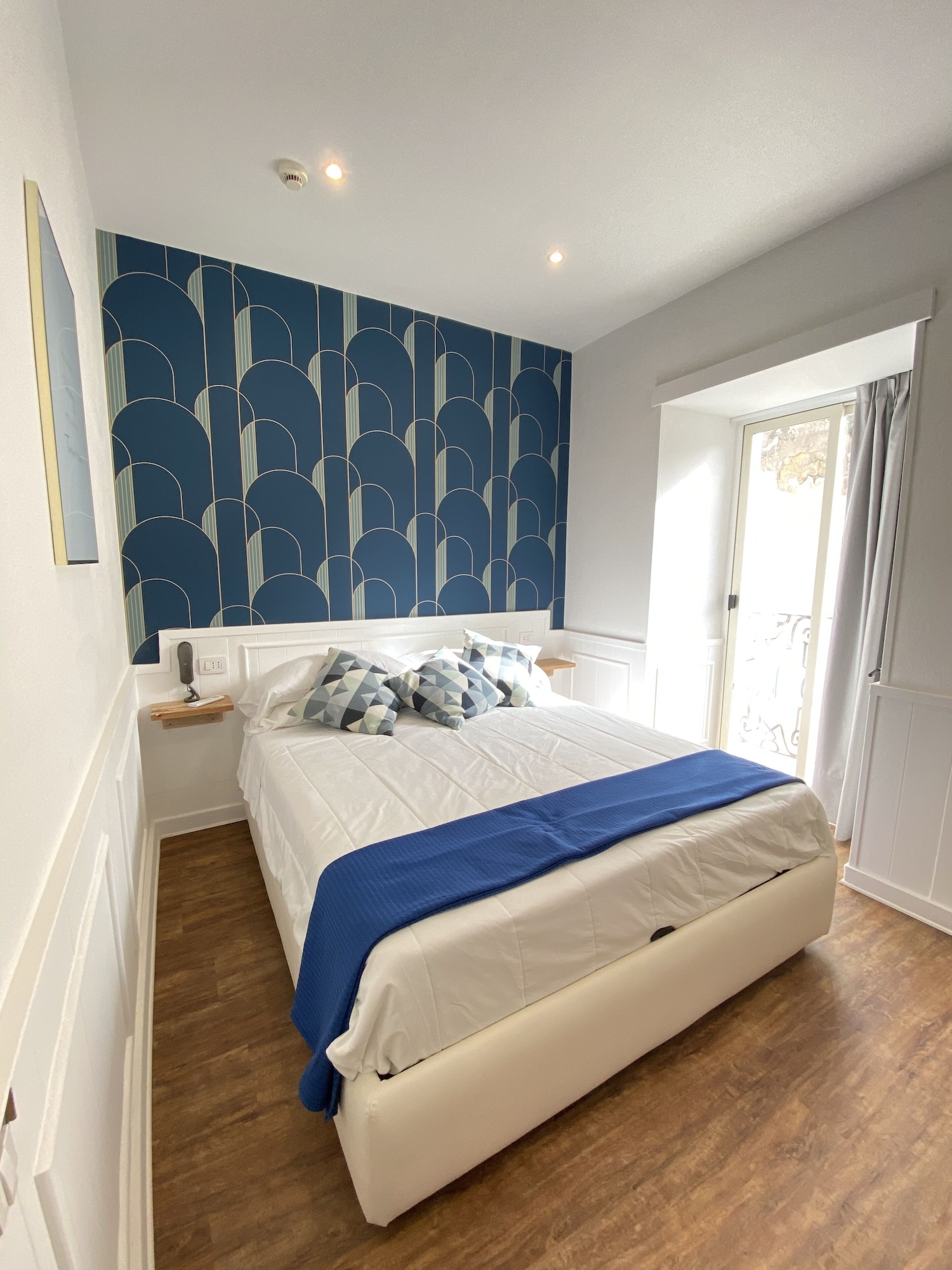STANDARD, QUEEN BED