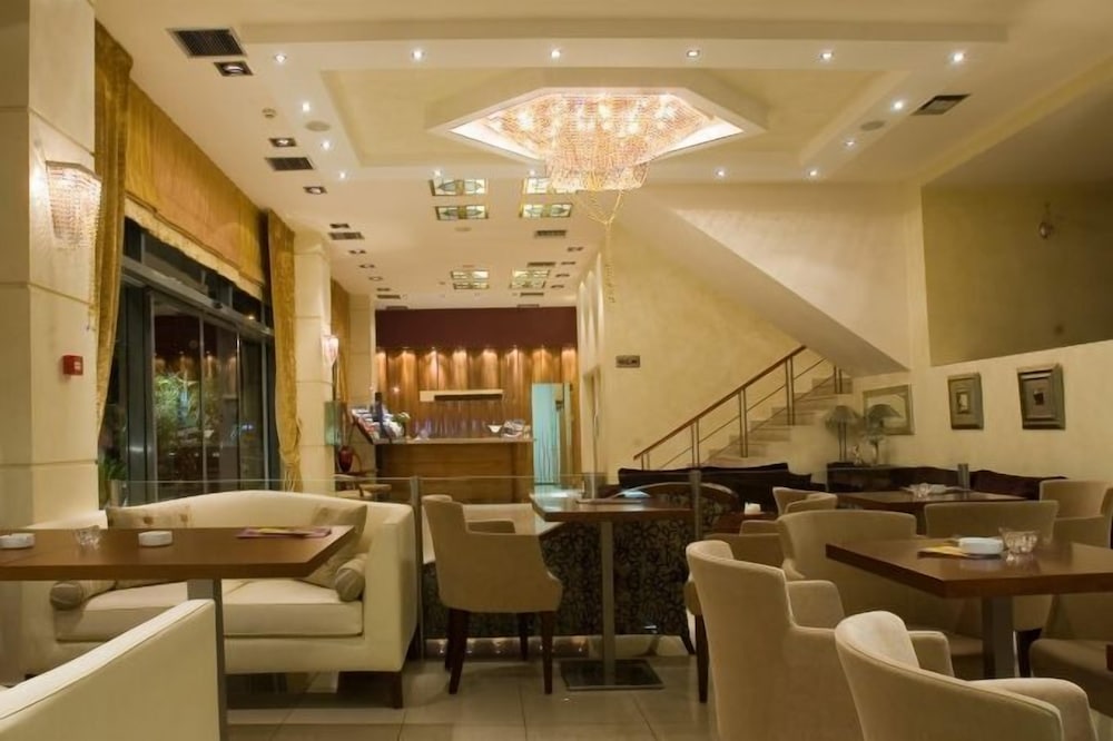 CRYSTAL CITY HOTEL 42/49