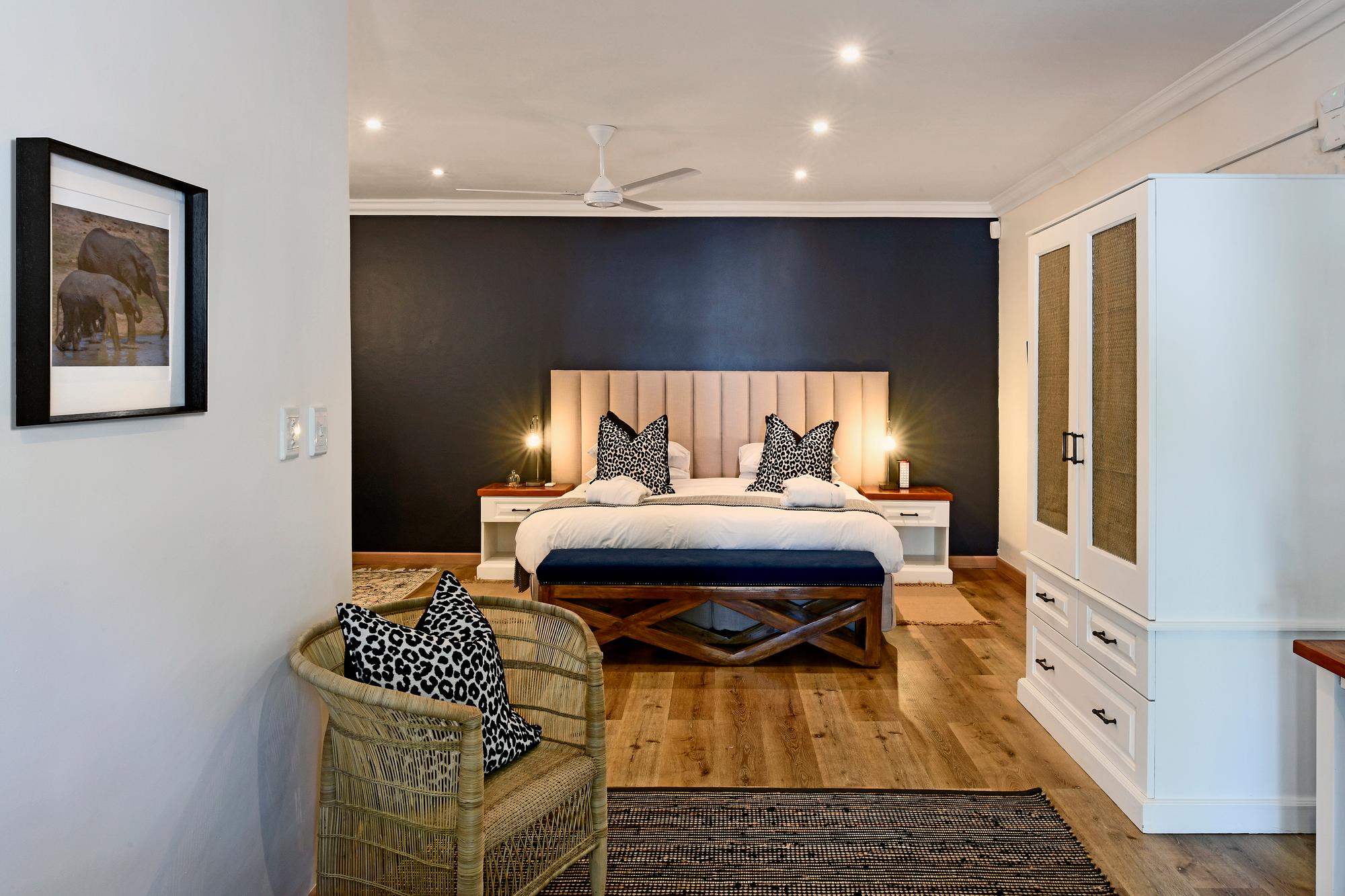 Pool, Deluxe, King Bed
