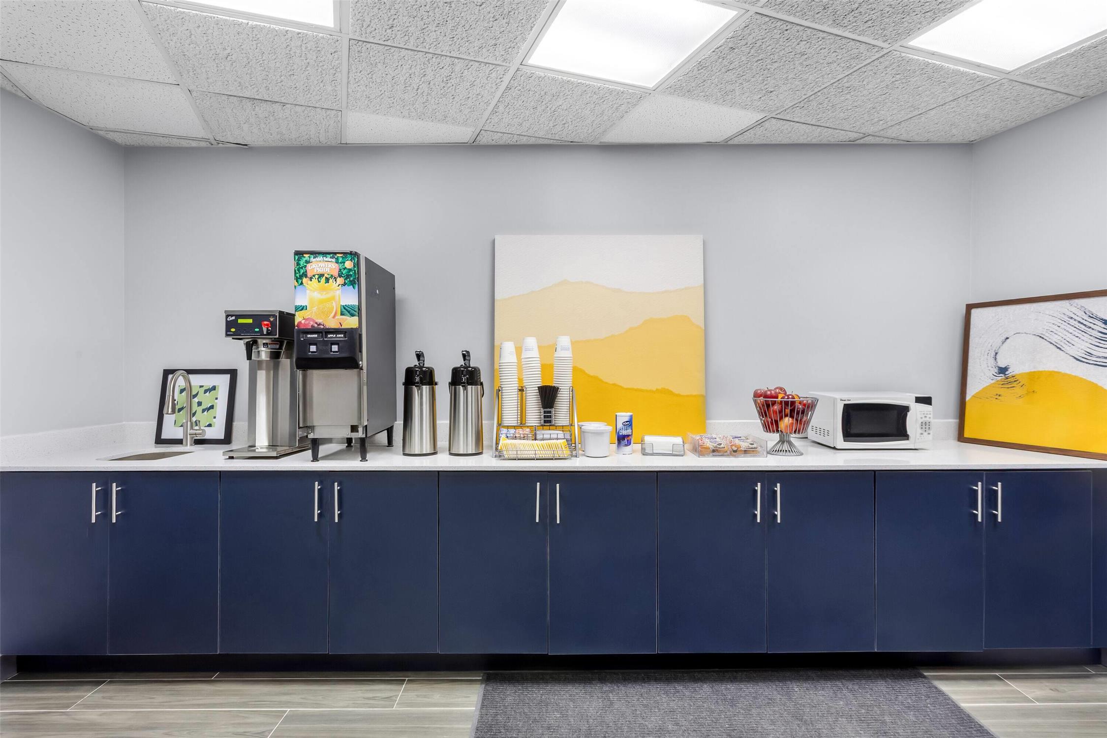 Super 8 By Wyndham Chicago IL 22/25