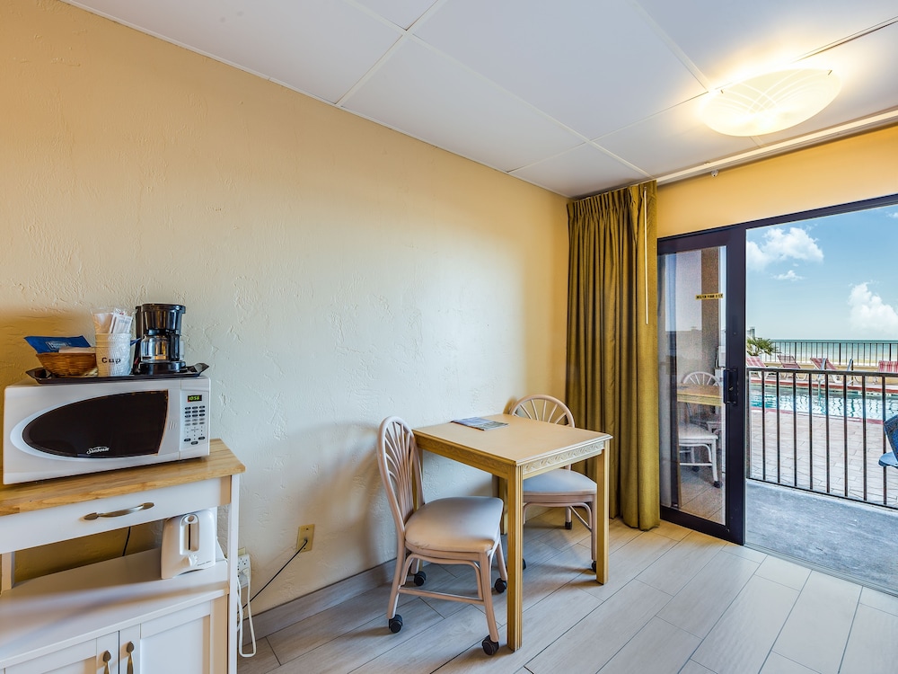 Beachside Hotel 40/60
