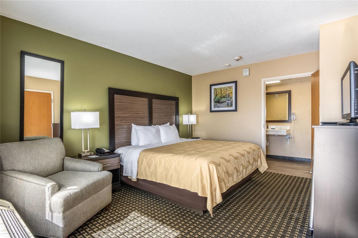 غرفة بسرير كينج للمدخنين، Quality Inn Perry - National Fairgrounds Area 4/6