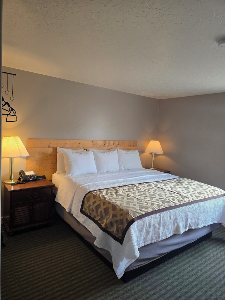 Red Ledges Inn 24/50