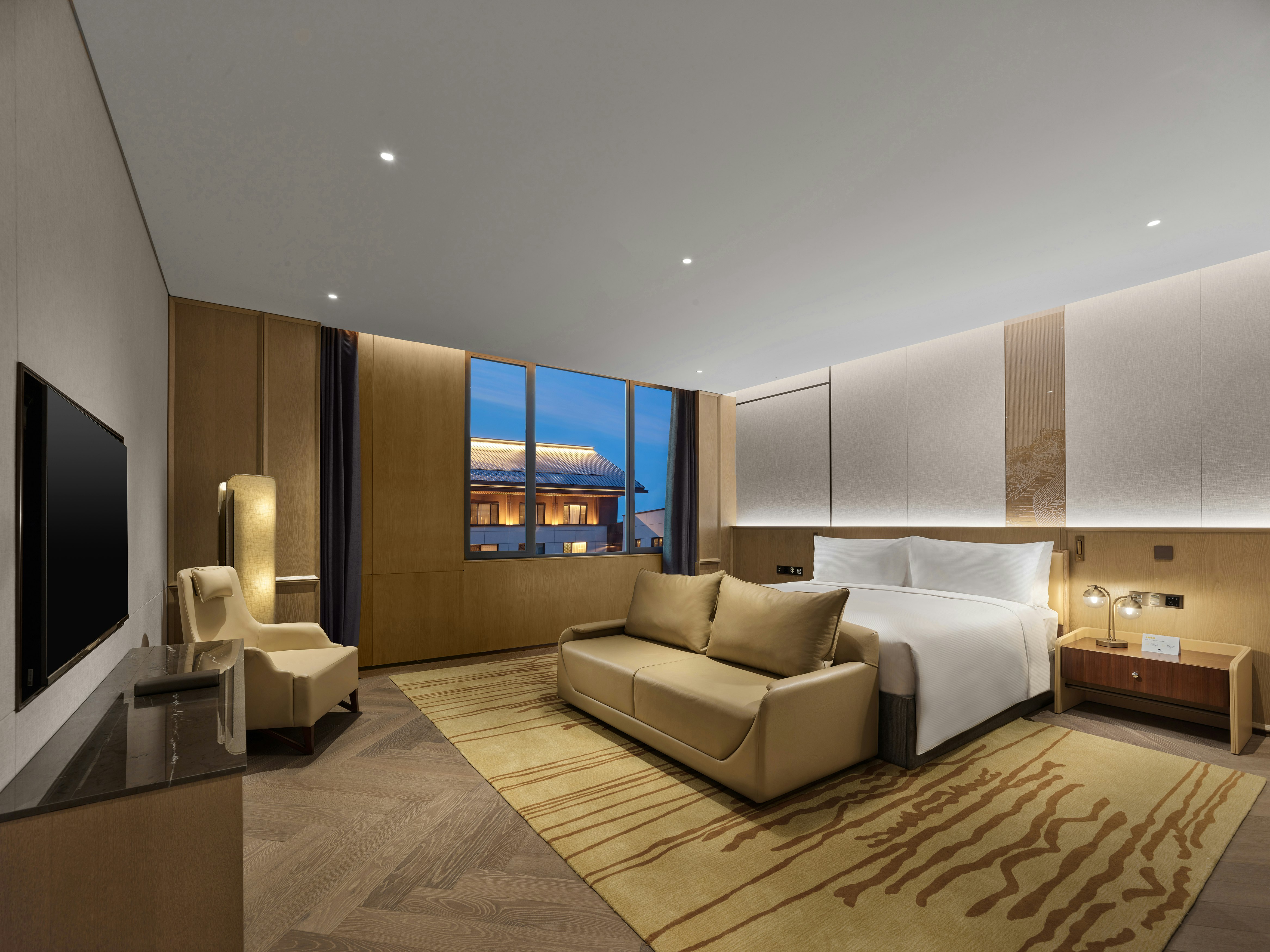 PREMIUM, SUITE, KING BED